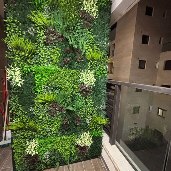 קיר ירוק צמחיה מלאכותית