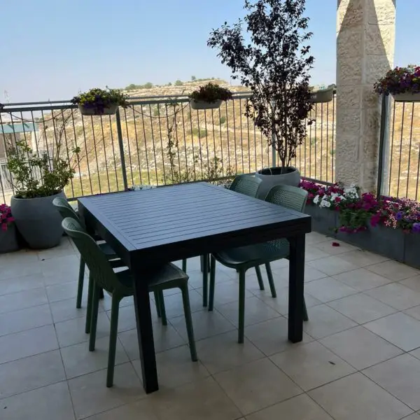 שולחן 100% אלומיניום 135 נפתח ל-270 + 4 כסאות פלסטיק יצוק במגוון צבעים