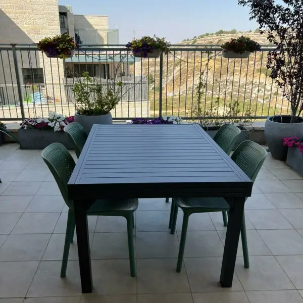 שולחן 100% אלומיניום 135 נפתח ל-270 + 4 כסאות פלסטיק יצוק במגוון צבעים