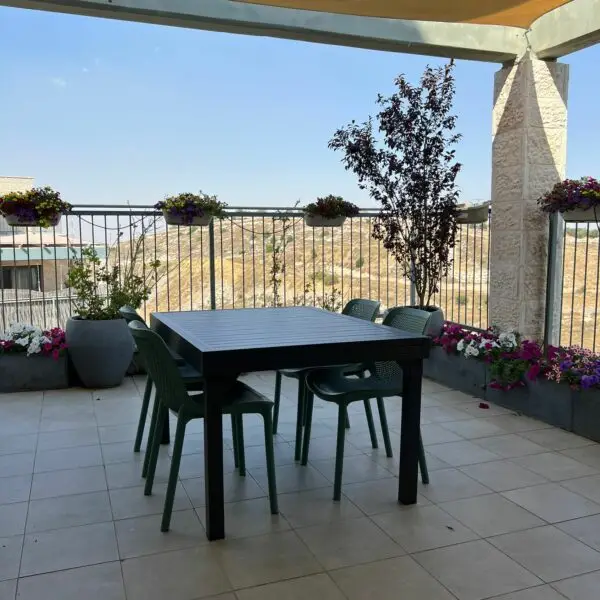 שולחן 100% אלומיניום 135 נפתח ל-270 + 4 כסאות פלסטיק יצוק במגוון צבעים