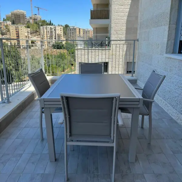 שולחן אלומיניום 135 נפתח ל-270 בשילוב זכוכית מחוסמת + 4 כסאות אלומיניום