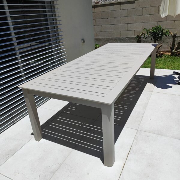 שולחן אלומיניום נפתח ל-4 מטר + 10 כסאות פלסטיק יצוק במגוון צבעים