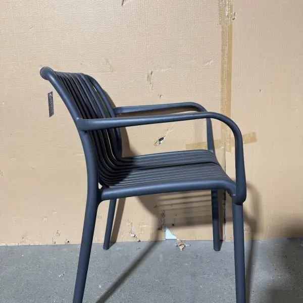 כסא פלסטיק ייצוק דגם פסים עם ידיות