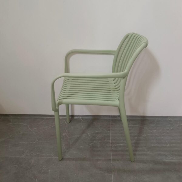 כסא פלסטיק ייצוק דגם פסים עם ידיות