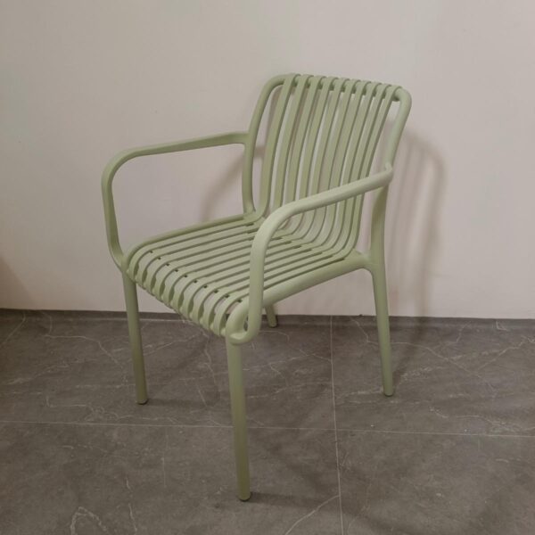 כסא פלסטיק ייצוק דגם פסים עם ידיות