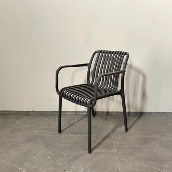 כסא פלסטיק ייצוק דגם פסים עם ידיות