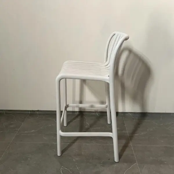 כסא בר פלסטיק יצוק דגם "פסים"
