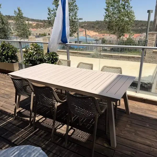 שולחן אלומיניום 216/297 רגל אלכסון + 8 כסאות פלסטיק ייצוק במגוון צבעים