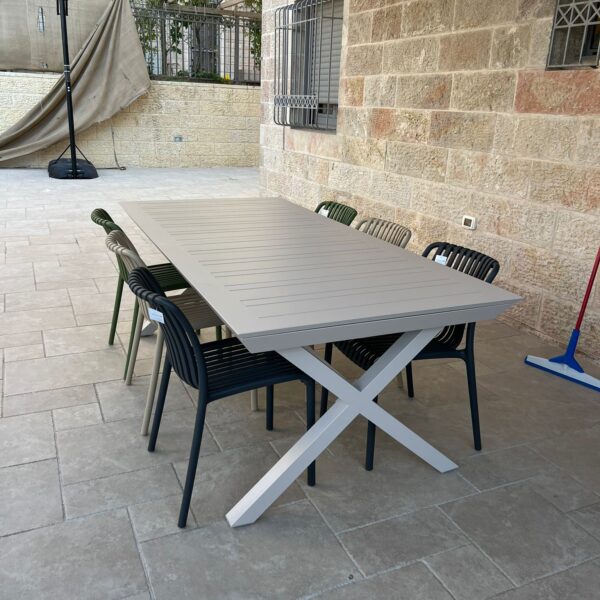 שולחן אלומיניום 216 נפתח ל-297 רגל X + 6 כסאות פלסטיק ייצוק פסים במגוון צבעים