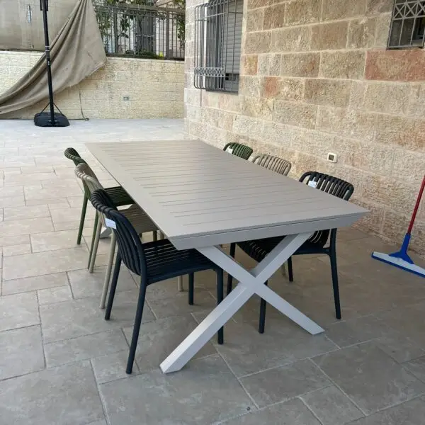 שולחן אלומיניום 216 נפתח ל-297 רגל X + 8 כסאות פלסטיק ייצוק פסים במגוון צבעים