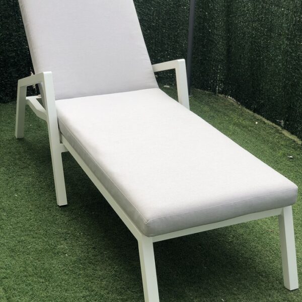 מיטת שיזוף עשוייה אלומניום כולל מזרן