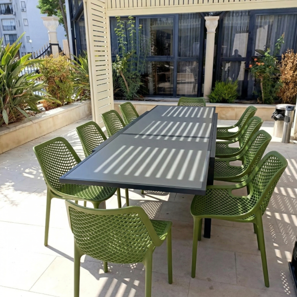 שולחן אלומיניום 200 נפתח ל-320 בשילוב זכוכית מחוסמת + 6 כסאות פלסטיק ייצוק במגוון צבעים