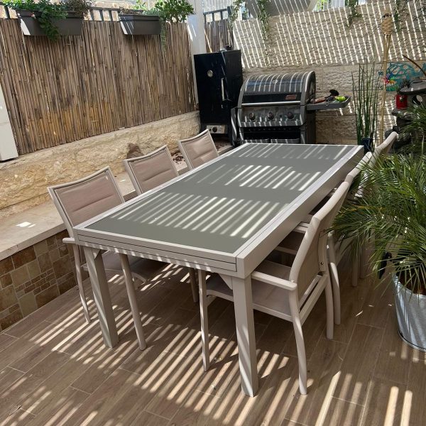 שולחן אלומיניום 200 נפתח ל-320 בשילוב זכוכית מחוסמת + 6 כסאות פלסטיק ייצוק במגוון צבעים