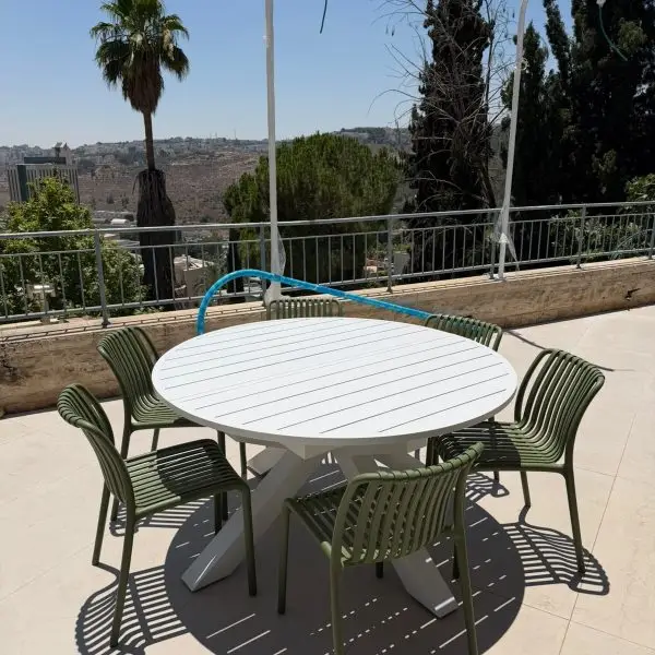 שולחן עגול 145 נפתח ל- 200 ס"מ + 6 כסא פלסטיק יצוק דגם "רשת" במגוון צבעים